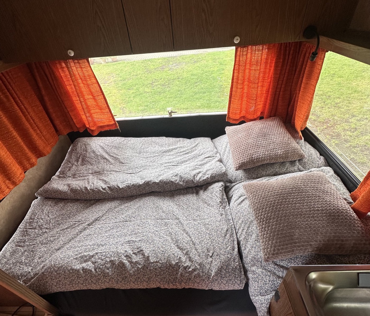 Wilky – Schlafbereich mit neuer Matratze, Kissen und Plaids