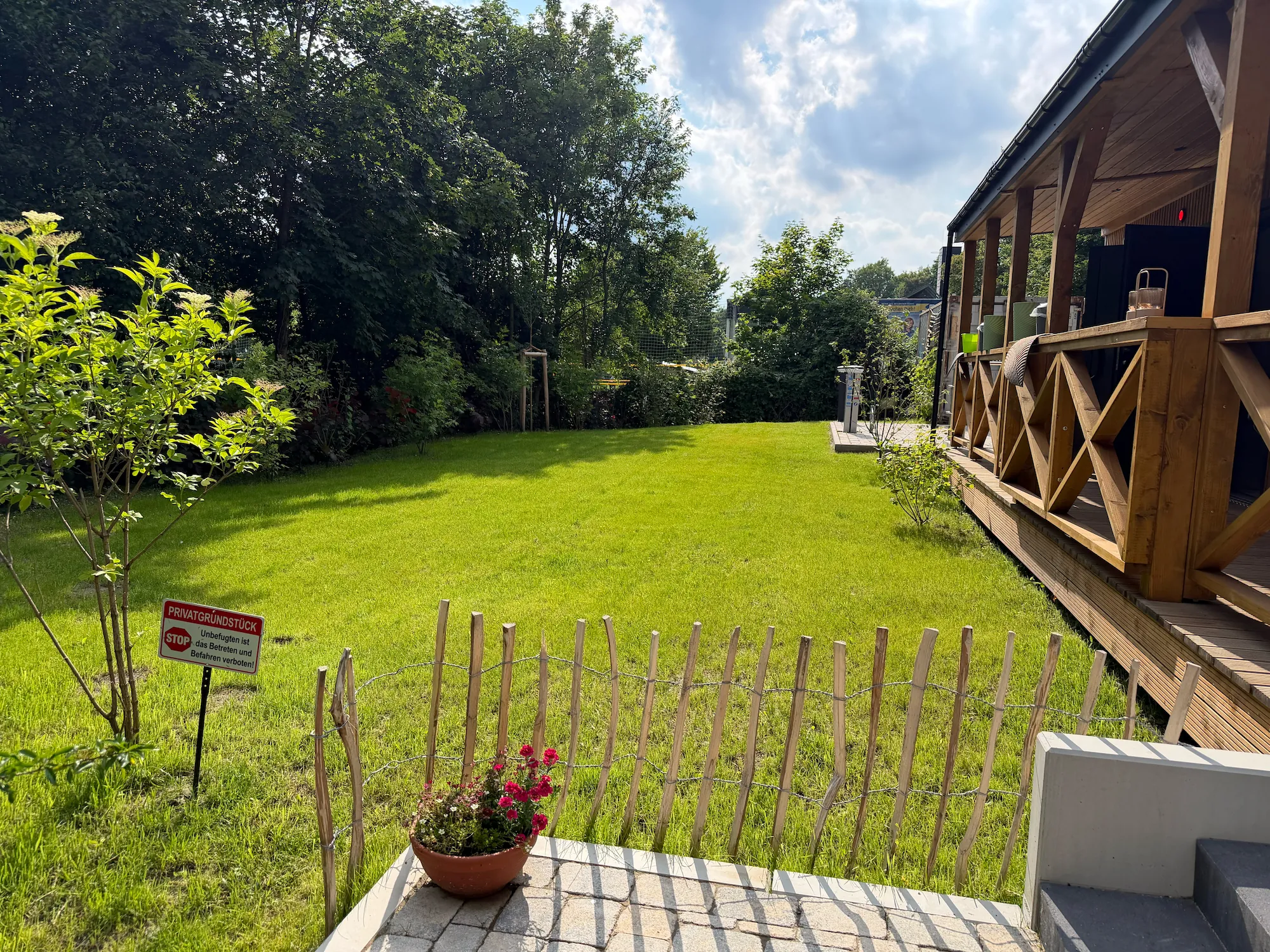 Zeltwiese am Waldstellplatz Lienen – weite Grünfläche mit Zelten unter Bäumen